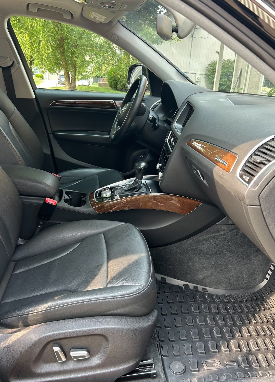 Audi Q5 front cabin and console after detailing