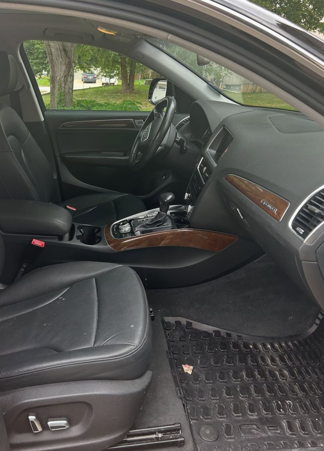 Audi Q5 front cabin and console before detailing